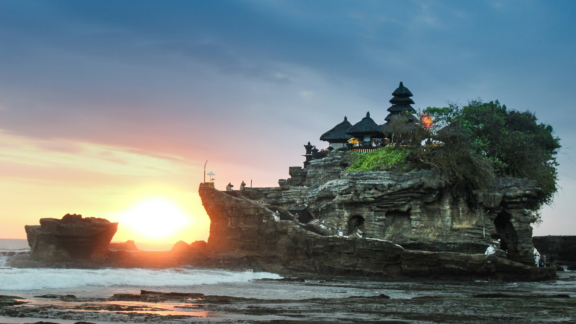 Templo sobre isla en Bali