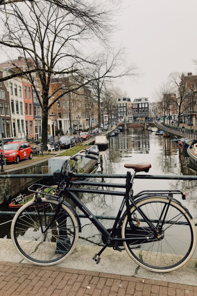 bicicleta sobre puente en canal de amsterdam